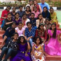 Besuch in Indien, Usha + Murli mit den 22 angenommenen Kindern